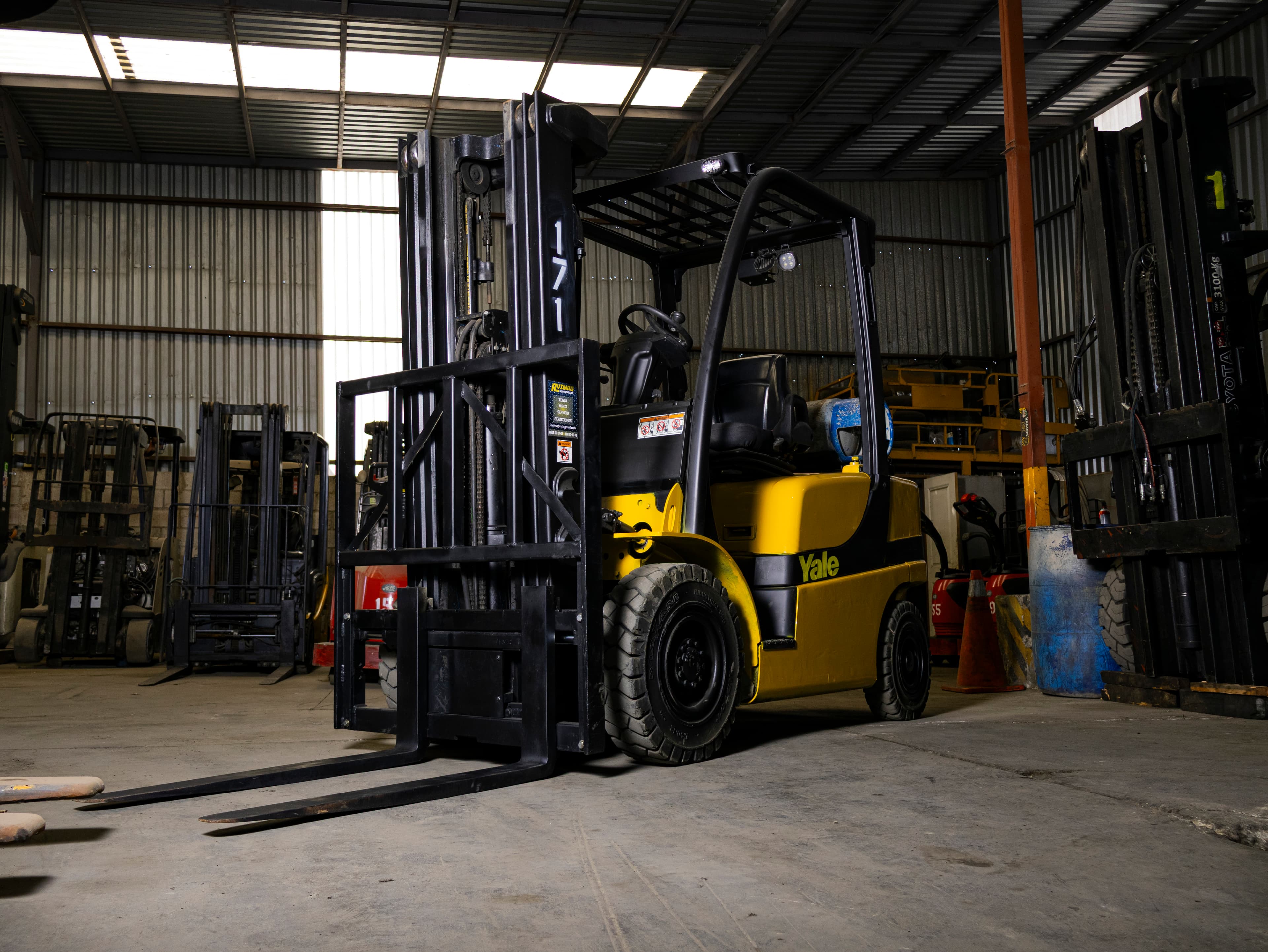 Montacargas Yale en bodega Avimaq